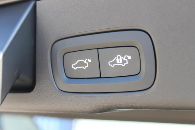 Volvo XC60 T8 455PK Automaat AWD Plus Black Edition Panoramisch schuif-kanteldak / Google infotainment / Adaptieve cruise control / 21" lichtmetalen velgen / Parkeersensoren voor en achter met camera