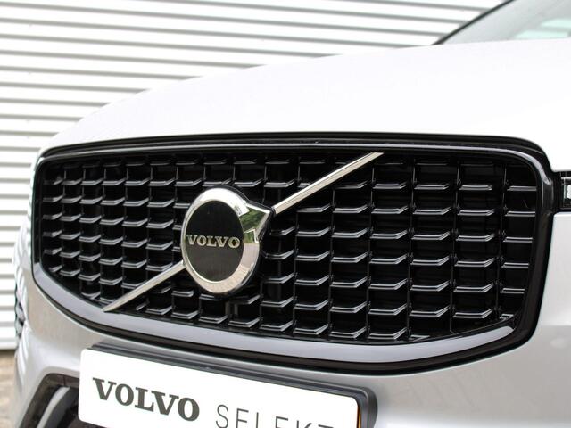 Volvo XC60 2.0 T6 Plug-in hybrid AWD Plus Dark Automaat / Panoramadak / 21" velgen / Trekhaak / Sportstoelen