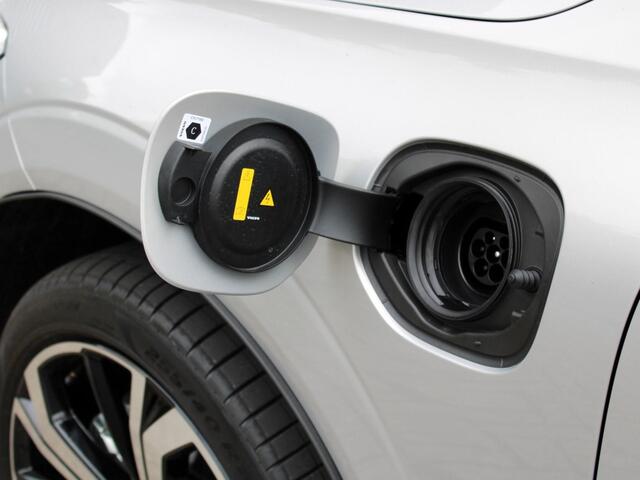 Volvo XC60 2.0 T6 Plug-in hybrid AWD Plus Dark Automaat / Panoramadak / 21" velgen / Trekhaak / Sportstoelen