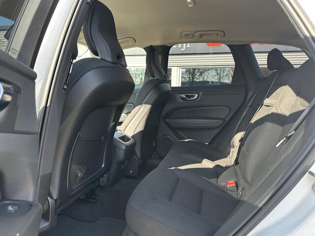 Volvo XC60 2.0 B5 Momentum Business | Trekhaak | 21" velgen | Camera | ACC