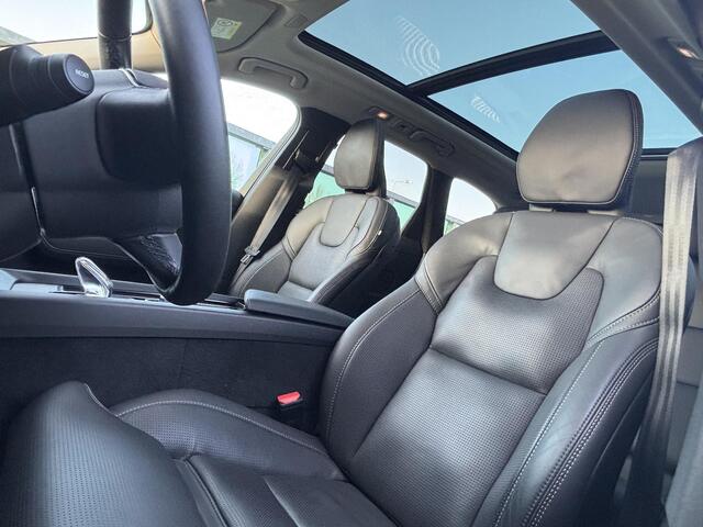 Volvo XC60 2.0 T6 Plug-in hybrid AWD Ultra Bright / Luchtvering / Trekhaak / Pano. dak / Massage stoelen / Elek. verstelbare stoelen / Geventileerde en verwarmde stoelen / Harman Kardon / 360 camera /