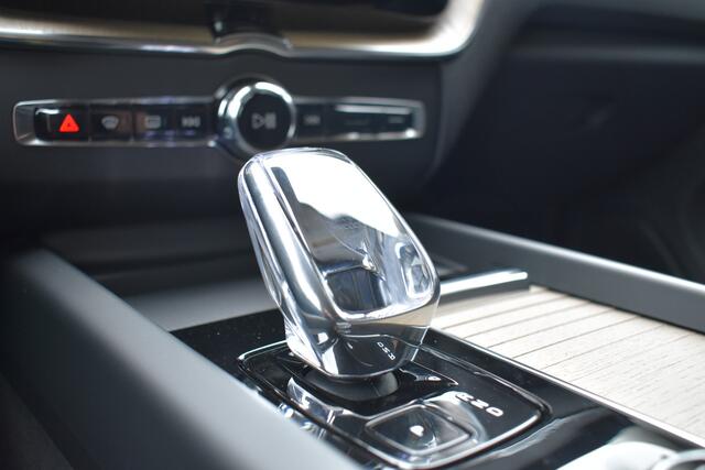 Volvo XC60 T6 350PK Plug-in hybrid AWD Plus Bright | Luchtvering | Head-Up Display | Trekhaak |