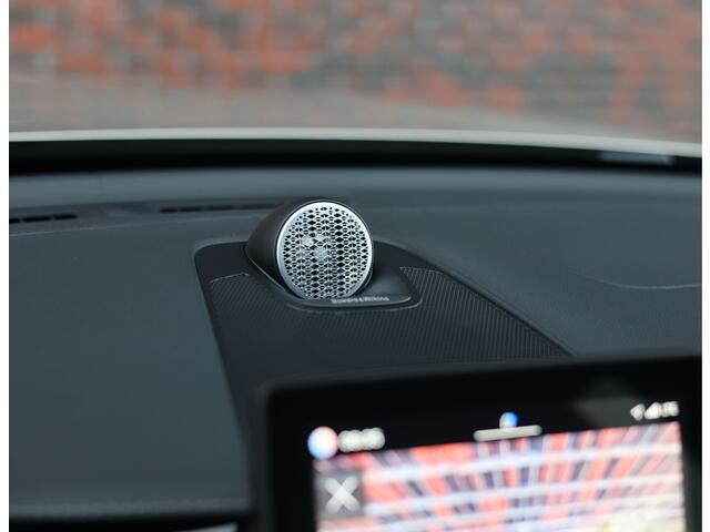 Volvo XC60 T8 AWD Ultra Dark | Direct rijden! - Trekhaak - Pano