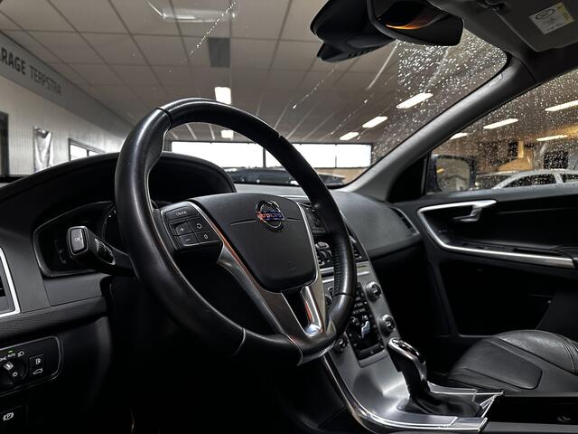 Volvo XC60 2.0 T5 Polar+/ 245pk!/ 18'' LMV/ Camera/ Leder/ Elek. kofferklep/ Bi-Xenon/ PDC V+A/ Stoelverw./ Elek. Stoel(en) + Memory/ Navi/ Bluetooth/ Multi. LEDER. Stuur/ Chroom/ Dakrails.
