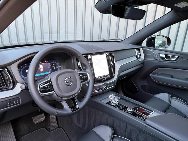 Volvo XC60 2.0 T6 Plug-in hybrid AWD Plus Dark | 360 Camera | Harman/Kardon | Trekhaak | Panodak | Dodehoek sensoren | Prijs Rijklaar!!
