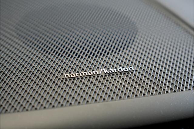 Volvo XC60 2.0 T6 AWD 293kW/399pk Aut8 Ultimate Bright PANORAMADAK + HARMAN/KARDON + PILOT ASSIST + EL.TREKHAAK + GOOGLE MAPS&SERVICES + 360 CAMERA + KEYLESS ENTRY&GO + LANE ASSIST + MATRIX LED + STOEL-&STUURVERWARMING + PARKSENSOREN V&A + 20" LM-VELGEN!!