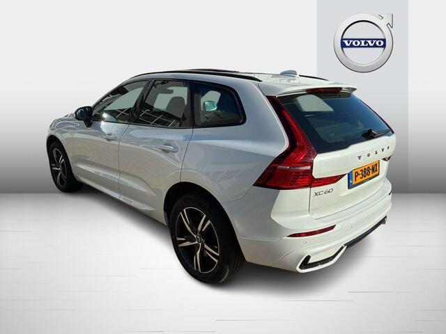 Volvo XC60 2.0 B5 R-Design | Harman Kardon Audio | Panoramadak | Head-up Display | Trekhaak | Achteruitrijcamera | Standkachel | BLIS | Navigatie | Apple Carplay | Android Auto | Sportstoelen | Elektrisch Verstelbare Voorstoelen | Stoelverwarming