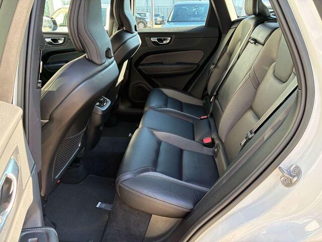 Volvo XC60 2.0 B5 R-Design | Harman Kardon Audio | Panoramadak | Head-up Display | Trekhaak | Achteruitrijcamera | Standkachel | BLIS | Navigatie | Apple Carplay | Android Auto | Sportstoelen | Elektrisch Verstelbare Voorstoelen | Stoelverwarming