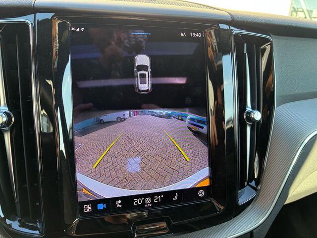 Volvo XC60 2.0 B5 R-Design | Harman Kardon Audio | Panoramadak | Head-up Display | Trekhaak | Achteruitrijcamera | Standkachel | BLIS | Navigatie | Apple Carplay | Android Auto | Sportstoelen | Elektrisch Verstelbare Voorstoelen | Stoelverwarming