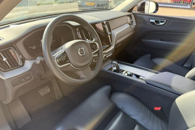 Volvo XC60 2.0 T8 AWD 335kW/456pk Aut8 Recharge LONG RANGE Ultimate Dark LUCHTVERING + HARMAN/KARDON + PANORAMADAK + EL.TREKHAAK + PILOT ASSIST + ADAPT.CRUISE + LANE ASSIST + STOEL-&STUURVERWARMING + CAMERA + KEYLESS + PARKSENSOREN + 20" LM-VELGEN!!