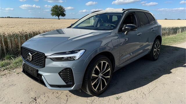 Volvo XC60 2.0 T8 AWD 335kW/456pk Aut8 Recharge LONG RANGE Ultimate Dark LUCHTVERING + HARMAN/KARDON + PANORAMADAK + EL.TREKHAAK + PILOT ASSIST + ADAPT.CRUISE + LANE ASSIST + STOEL-&STUURVERWARMING + CAMERA + KEYLESS + PARKSENSOREN + 20" LM-VELGEN!!