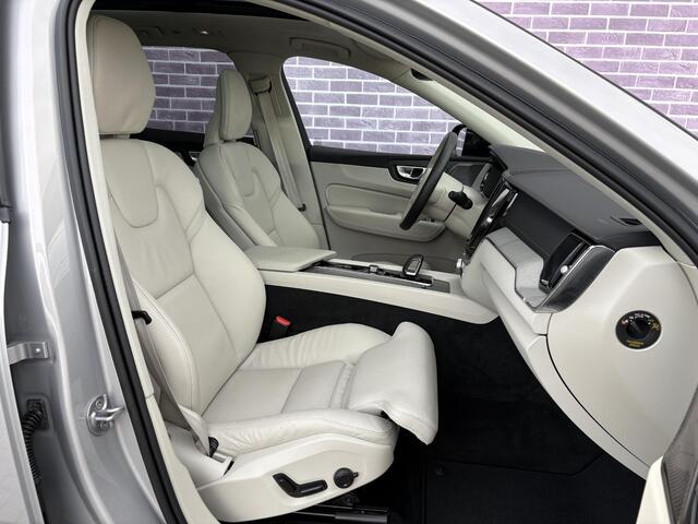 Volvo XC60 2.0 T6 Plug-in hybrid AWD Ultimate Bright | Long range | Trekhaak | Adaptive cruise control | Head-up display | Harman/Kardon audio | Dode hoek detectie BLIS | Stoelverwarming voor + achter | Stuurverwarming | Elektrische stoelverstelling |