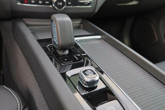 Volvo XC60 T6 Recharge AWD Essential Black Edition - Fiscale waarde ¤ 63.575,- - IntelliSafe Assist & Surround - Parkeercamera achter - Verwarmde voorstoelen, stuur & achterbank - Parkeersensoren achter - Draadloze tel. lader - Extra getint glas - Elektr. inklapbar