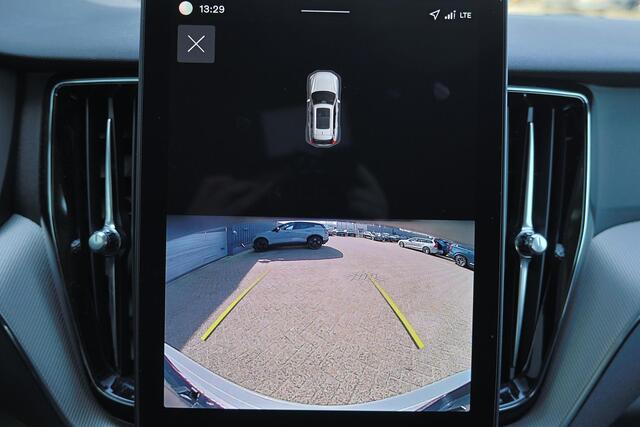 Volvo XC60 T6 Recharge AWD Core - IntelliSafe Assist & Surround - Parkeercamera achter - Verwarmde voorstoelen, stuur & achterbank - Parkeersensoren voor & achter - Draadloze tel. lader - Extra getint glas - 18' LMV