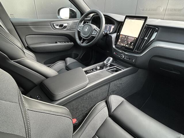 Volvo XC60 2.0 T6 Plug-in hybrid AWD Plus Black Edition 360 Camera / Extra getint glas / Elektrische stoelverst. / Harman Kardon Audio / Stoel- (v+a) en stuurverw. / New display
