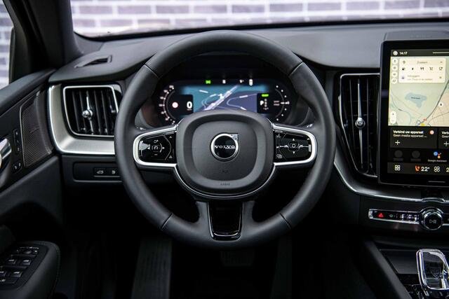 Volvo XC60 2.0 T6 Plug-in hybrid AWD Ultra Black Edition | Trekhaak | Harman Kardon Audio | Head-up Display | 360 Graden Camera | Panoramadak | Lichtmetalen Velgen 21 inch | Elektrisch Verstelbare Voorstoelen | Keyless Entry | BLIS