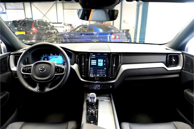 Volvo XC60 2.0 T6 AWD 293kW/399pk Aut8 MJ'26 Plug-in Ultra Black Edition LUCHTVERING + HARMAN/KARDON + PANORAMADAK + BLIS + EL.TREKHAAK + HEAD-UP + PILOT ASSIST + V&A STOEL-&STUURVERWARMING + ADAPT.CRUISE + SPORTSTOELEN + GOOGLE + 360 CAMERA + 21" LM-VELGEN!!