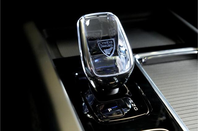 Volvo XC60 2.0 T6 AWD 293kW/399pk Aut8 MJ'26 Plug-in Ultra Black Edition LUCHTVERING + HARMAN/KARDON + PANORAMADAK + BLIS + EL.TREKHAAK + HEAD-UP + PILOT ASSIST + V&A STOEL-&STUURVERWARMING + ADAPT.CRUISE + SPORTSTOELEN + GOOGLE + 360 CAMERA + 21" LM-VELGEN!!