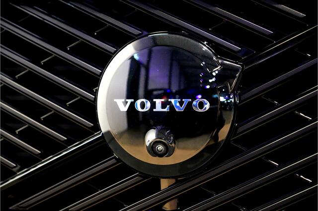 Volvo XC60 2.0 T6 AWD 293kW/399pk Aut8 MJ'26 Plug-in Ultra Black Edition LUCHTVERING + HARMAN/KARDON + PANORAMADAK + BLIS + EL.TREKHAAK + HEAD-UP + PILOT ASSIST + V&A STOEL-&STUURVERWARMING + ADAPT.CRUISE + SPORTSTOELEN + GOOGLE + 360 CAMERA + 21" LM-VELGEN!!