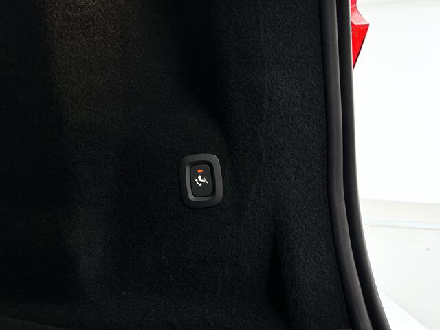 Volvo XC60 T6 Plug-in hybrid AWD Plus Dark | SOH 100% | Panoramadak | 360° camera | Stoel- en Stuurverwarming | Trekhaak