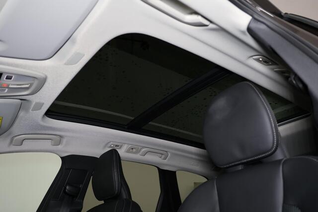 Volvo XC60 T8 Recharge AWD Ultra Dark - Luchtvering - Panorama/schuifdak - IntelliSafe Assist & Surround - 360º Camera - Bowers & Wilkins audio - Adaptieve LED koplampen - Verwarmde voorstoelen, stuur & achterbank - Parkeersensoren voor & achter - Elektr. bedienb. v