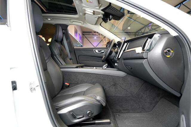 Volvo XC60 2.0 T8 AWD 335kW/456pk Aut8 Plug-in hybrid Ultra Dark PANORAMADAK + HARMAN/KARDON + EL.TREKHAAK + STOELMASSAGE&-KOELING + ADAPT.CRUISE + GOOGLE DASH + HEAD-UP + LANE ASSIST + STOEL-&STUURVERWARMING + 360 CAMERA + PARKSENSOREN V&A + 20" LM-VELGEN!!