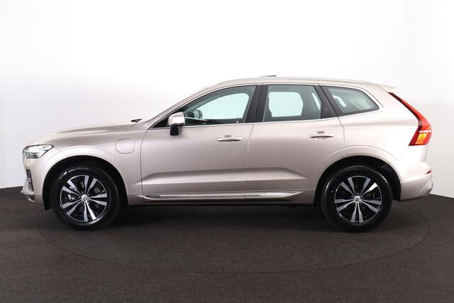 Volvo XC60 T6 Plug-in hybrid AWD Essential Edition Bright Panorama/schuifdak - IntelliSafe Assist - Parkeercamera achter - Verwarmde voorstoelen, stuur & achterbank - Parkeersensoren voor & achter - Draadloze tel. lader - Standkachel - Elektr. inklapbare trekhaak - 