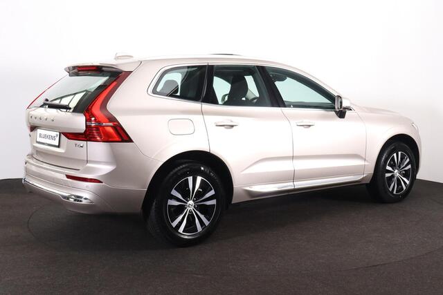 Volvo XC60 T6 Plug-in hybrid AWD Essential Edition Bright Panorama/schuifdak - IntelliSafe Assist - Parkeercamera achter - Verwarmde voorstoelen, stuur & achterbank - Parkeersensoren voor & achter - Draadloze tel. lader - Standkachel - Elektr. inklapbare trekhaak - 