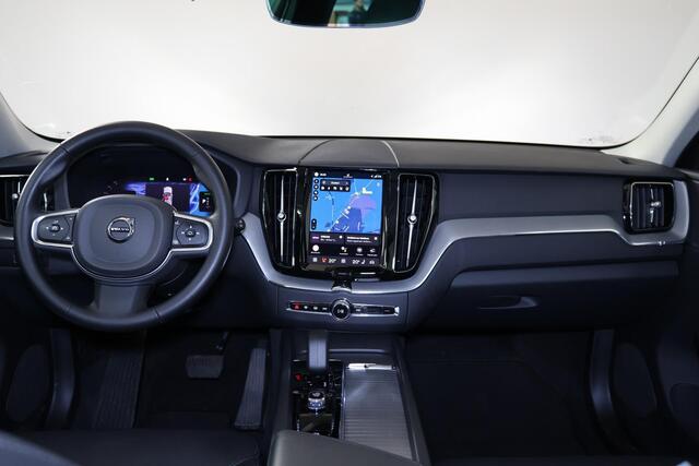Volvo XC60 T6 Plug-in hybrid AWD Essential Edition Bright Panorama/schuifdak - IntelliSafe Assist - Parkeercamera achter - Verwarmde voorstoelen, stuur & achterbank - Parkeersensoren voor & achter - Draadloze tel. lader - Standkachel - Elektr. inklapbare trekhaak - 