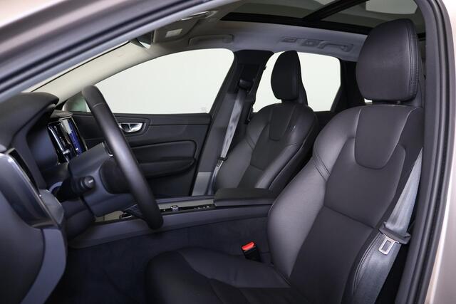 Volvo XC60 T6 Plug-in hybrid AWD Essential Edition Bright Panorama/schuifdak - IntelliSafe Assist - Parkeercamera achter - Verwarmde voorstoelen, stuur & achterbank - Parkeersensoren voor & achter - Draadloze tel. lader - Standkachel - Elektr. inklapbare trekhaak - 