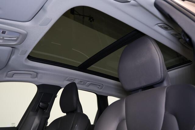 Volvo XC60 T6 Plug-in hybrid AWD Essential Edition Bright Panorama/schuifdak - IntelliSafe Assist - Parkeercamera achter - Verwarmde voorstoelen, stuur & achterbank - Parkeersensoren voor & achter - Draadloze tel. lader - Standkachel - Elektr. inklapbare trekhaak - 