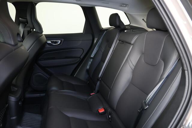 Volvo XC60 T6 Plug-in hybrid AWD Essential Edition Bright Panorama/schuifdak - IntelliSafe Assist - Parkeercamera achter - Verwarmde voorstoelen, stuur & achterbank - Parkeersensoren voor & achter - Draadloze tel. lader - Standkachel - Elektr. inklapbare trekhaak - 