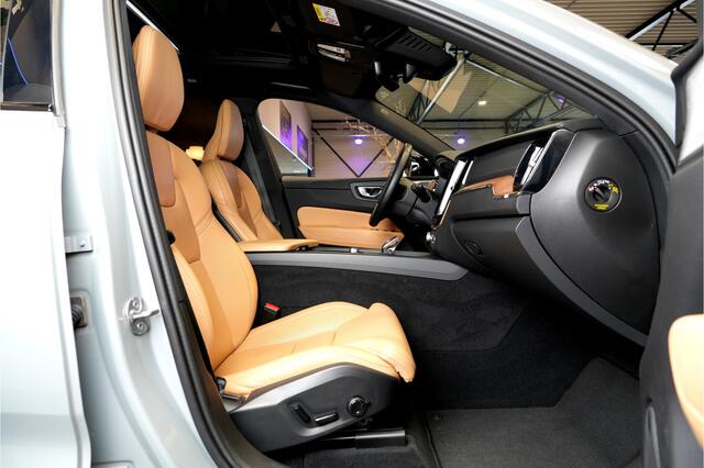 Volvo XC60 2.0 T6 AWD Recharge 293kW/399pk Aut8 Ultra Dark BOWERS&WILKINS + EL.TREKHAAK + PANORAMADAK + PILOT ASSIST + ADAPT.CRUISE + STOELMASSAGE + STOELVERWARMING&-VENTILATIE + CAMERA + BLIS + KEYLESS + HEAD-UP DISPLAY + PARKSENSOREN + 20" LM-VELGEN!!