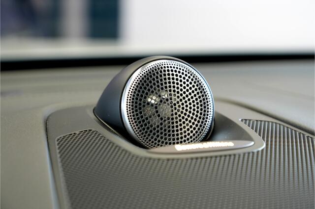 Volvo XC60 2.0 T6 AWD Recharge 293kW/399pk Aut8 Ultra Dark BOWERS&WILKINS + EL.TREKHAAK + PANORAMADAK + PILOT ASSIST + ADAPT.CRUISE + STOELMASSAGE + STOELVERWARMING&-VENTILATIE + CAMERA + BLIS + KEYLESS + HEAD-UP DISPLAY + PARKSENSOREN + 20" LM-VELGEN!!