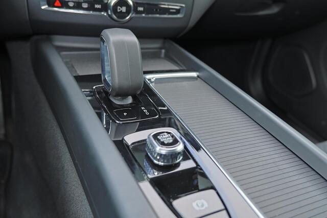 Volvo XC60 T6 Recharge AWD Core Bright - IntelliSafe Assist & Surround - Parkeercamera achter - Verwarmde voorstoelen, stuur & achterbank - Parkeersensoren voor & achter - Draadloze tel. lader - High Performance audio - Extra getint glas - 18' LMV