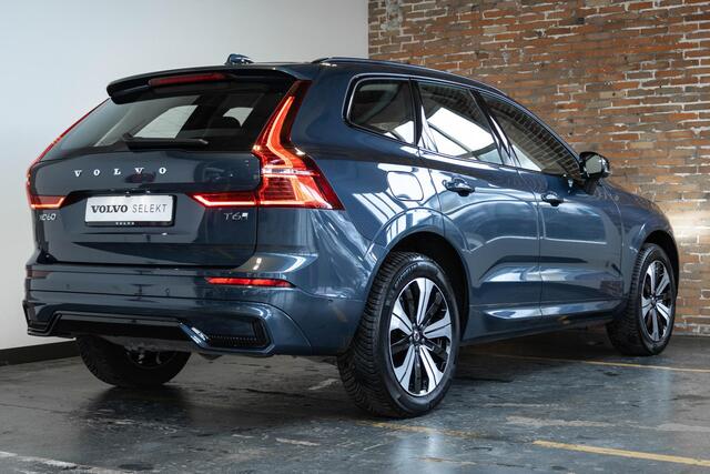 Volvo XC60 T6 Plug-in hybrid AWD Plus Dark | Adaptive cruise control | 360° parkeercamera | BLIS | Wegklapbare trekhaak | Panoramadak | Stoel en stuurwielverwarming | Lederen bekleding | Google infotainment | Parkeersensoren voor + achter