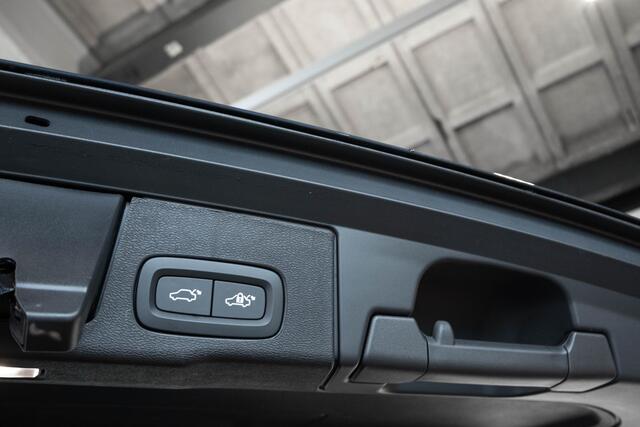 Volvo XC60 T6 Plug-in hybrid AWD Plus Dark | Adaptive cruise control | 360° parkeercamera | BLIS | Wegklapbare trekhaak | Panoramadak | Stoel en stuurwielverwarming | Lederen bekleding | Google infotainment | Parkeersensoren voor + achter