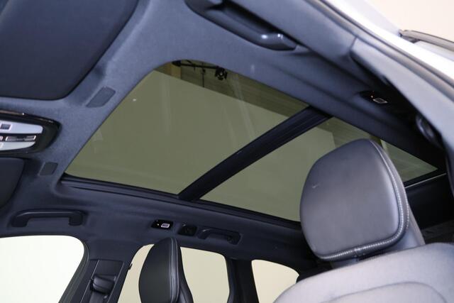Volvo XC60 T6 Recharge AWD Plus Dark - Panorama/schuifdak - IntelliSafe Assist & Surround - Harman/Kardon audio - Adaptieve LED koplampen - Verwarmde voorstoelen, stuur & achterbank - Parkeersensoren voor & achter - Elektr. bedienb. voorstoelen met geheugen - Draadl
