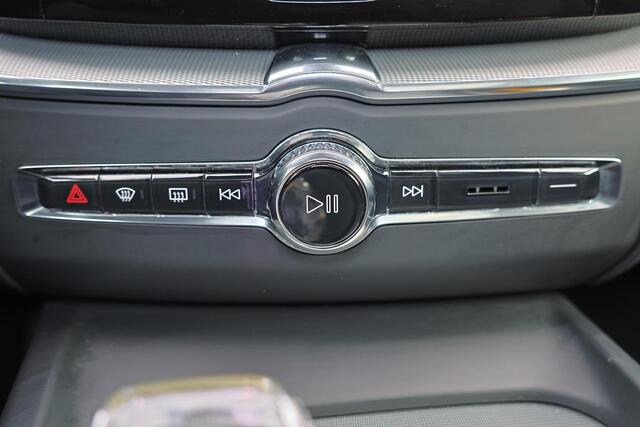 Volvo XC60 T6 Recharge AWD Plus Dark - Panorama/schuifdak - IntelliSafe Assist & Surround - Harman/Kardon audio - Adaptieve LED koplampen - Verwarmde voorstoelen, stuur & achterbank - Parkeersensoren voor & achter - Elektr. bedienb. voorstoelen met geheugen - Draadl