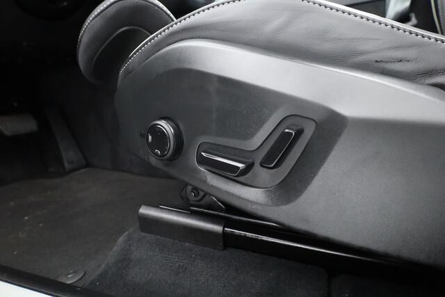 Volvo XC60 T8 Recharge Plus Black Edition | Luchtvering | Bowers & Wilkins | Pano | Memory | 360cam | Trekhaak