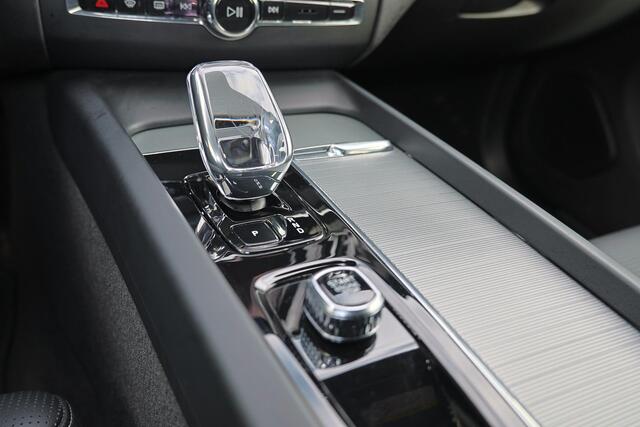 Volvo XC60 T6 Recharge AWD Ultra Black Edition - Luchtvering - Panorama/schuifdak - IntelliSafe Assist & Surround - 360º Camera - Bowers & Wilkins audio - Adaptieve LED koplampen - Verwarmde voorstoelen, stuur & achterbank - Parkeersensoren voor & achter - Elektr. b