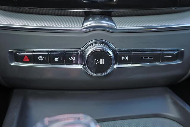 Volvo XC60 T6 Recharge AWD Plus Black Edition - Luchtvering - Panorama/schuifdak - IntelliSafe Assist & Surround - 360º Camera - Harman/Kardon audio - Adaptieve LED koplampen - Verwarmde voorstoelen, stuur & achterbank - Parkeersensoren voor & achter - Elektr. bedie