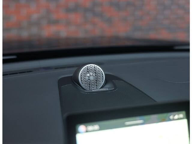 Volvo XC60 T8 AWD Ultra Black Edition | Pano - Trekhaak - HUD