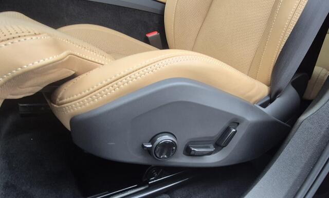 Volvo XC60 2.0 Phev T8 P AWD Ultra Dark Luchtvering - Bowers Wilkins Sound - massage stoelen - Stoel ventilatie - 22" Wielen - Panoramadak - Lighting - Head up - 360 Cam - Alarm - Climate - Privacy Glass - RC20 Interieur - Full led koplampen - Donkere hemel - Gelu