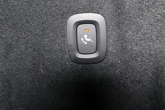 Volvo XC60 T6 Recharge AWD Ultra Dark - Panorama/schuifdak - IntelliSafe Assist & Surround - 360º Camera - Harman/Kardon audio - Adaptieve LED koplampen - Verwarmde voorstoelen, stuur & achterbank - Parkeersensoren voor & achter - Elektr. bedienb. voorstoelen met ge