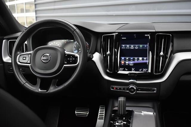Volvo XC60 2.0 Recharge T8 AWD R-Design | Panorama | Elek. Trekhaak | Stoelverwarming voor + achter | Stuurverwarming |
