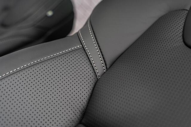 Volvo XC60 T8 Plug-in hybrid AWD Ultra Dark Executive Edition | Luchtvering | 22" | Gelamineerd Glas | Bowers & Wilkins | Stoelmassage & Ventilatie | MY '27 |