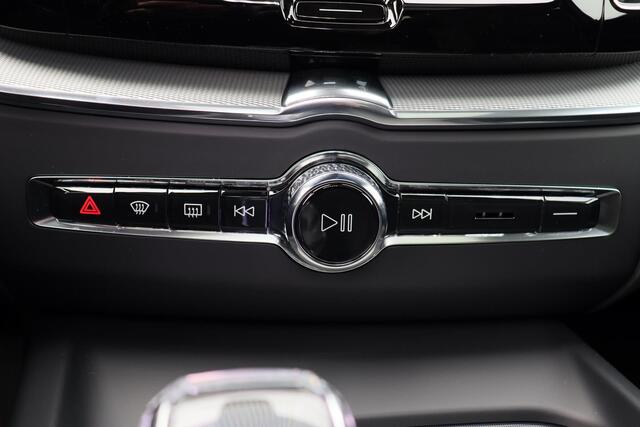 Volvo XC60 Recharge T6 AWD Plus Dark - LONG RANGE - Panorama/schuifdak - IntelliSafe Assist - Harman/Kardon audio - Adaptieve LED koplampen - Parkeercamera achter - Verwarmde voorstoelen, stuur & achterbank - Parkeersensoren voor & achter - Elektr. bedienb. voorstoe