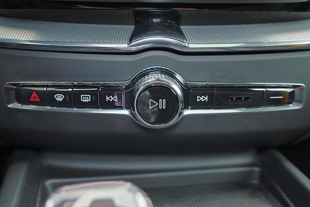 Volvo XC60 T6 Recharge AWD Plus Black Edition - Panorama/schuifdak - IntelliSafe Assist & Surround - 360º Camera - Harman/Kardon audio - Adaptieve LED koplampen - Verwarmde voorstoelen, stuur & achterbank - Parkeersensoren voor & achter - Elektr. bedienb. voorstoele