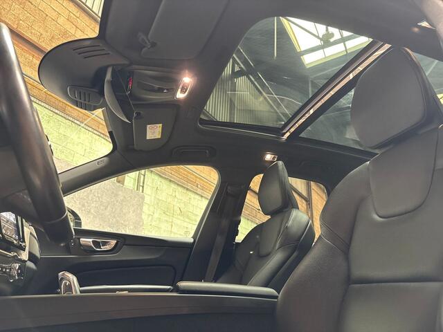 Volvo XC60 2.0 T8 Twin Engine AWD Inscription 391Pk Automaat (PANORAMADAK, APPLE CARPLAY, MEMORY SEATS, LEDER, ZWART HEMEL, STOELVERWARMING, GETINT GLAS, ELEK ACHTERKLEP, NIEUWE APK, NIEUWSTAAT)